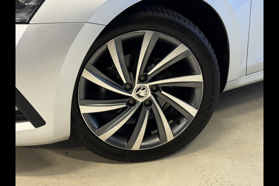 Škoda Octavia Combi 1.5 TSI First Edition | Facelift | Crystal Light | Panoramadak | Trekhaak | Apple Carplay