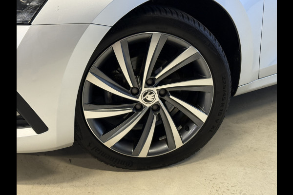 Škoda Octavia Combi 1.5 TSI First Edition | Facelift | Crystal Light | Panoramadak | Trekhaak | Apple Carplay