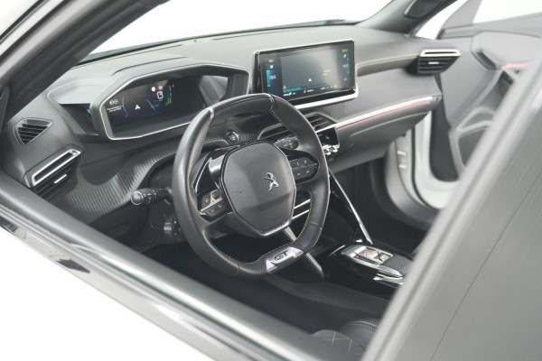 Peugeot e-2008 EV GT 50 kWh | 11 KW Laadfunctie   | Pack Winter | Alcantara | Navigatie | Camera
