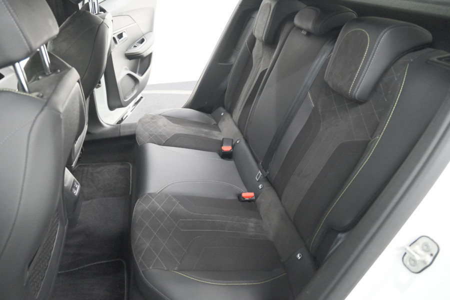 Peugeot e-2008 EV GT 50 kWh | 11 KW Laadfunctie   | Pack Winter | Alcantara | Navigatie | Camera