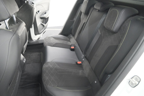 Peugeot e-2008 EV GT 50 kWh | 11 KW Laadfunctie   | Pack Winter | Alcantara | Navigatie | Camera