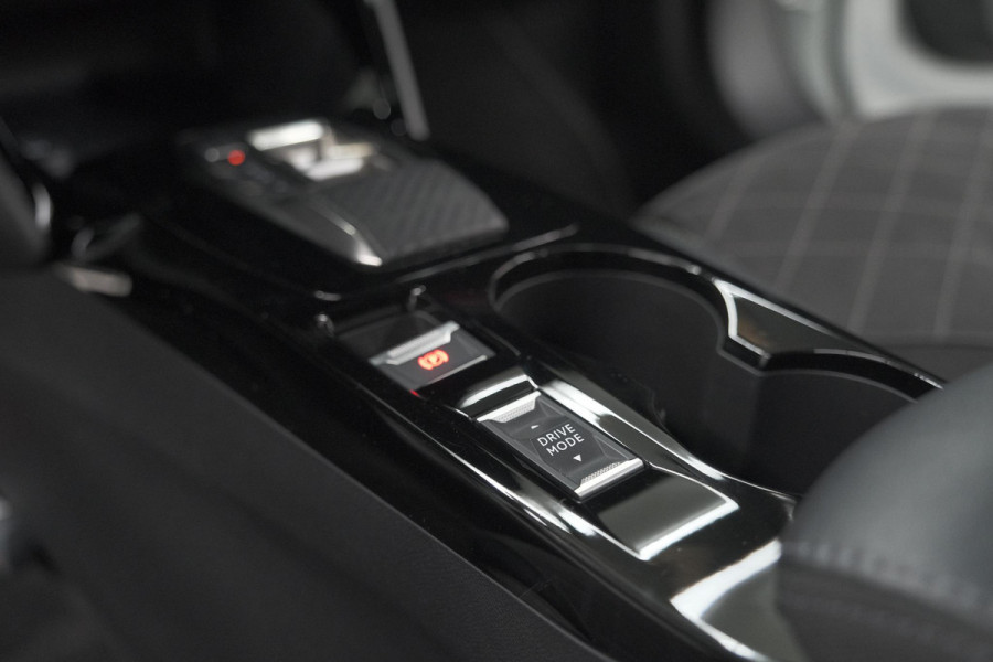 Peugeot e-2008 EV GT 50 kWh | 11 KW Laadfunctie   | Pack Winter | Alcantara | Navigatie | Camera