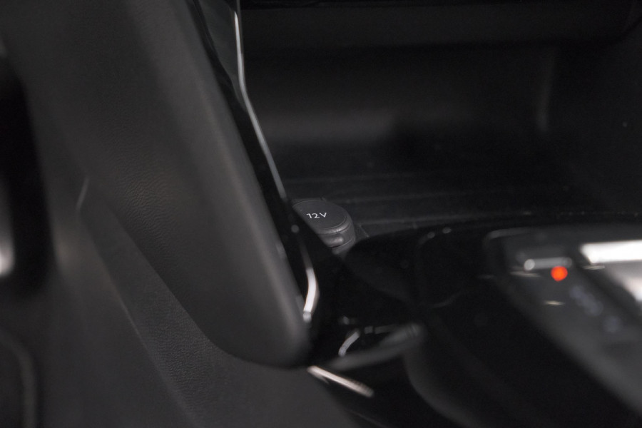 Peugeot e-2008 EV GT 50 kWh | 11 KW Laadfunctie   | Pack Winter | Alcantara | Navigatie | Camera