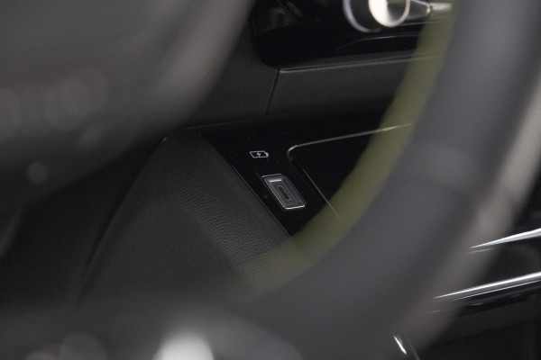 Peugeot e-2008 EV GT 50 kWh | 11 KW Laadfunctie   | Pack Winter | Alcantara | Navigatie | Camera