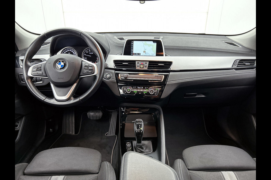 BMW X2 SDrive18i Executive Edition Automaat (NAVIGATIE, TREKHAAK AFNEEMBAAR, CAMERA, STOELVERWARMING, LED,)
