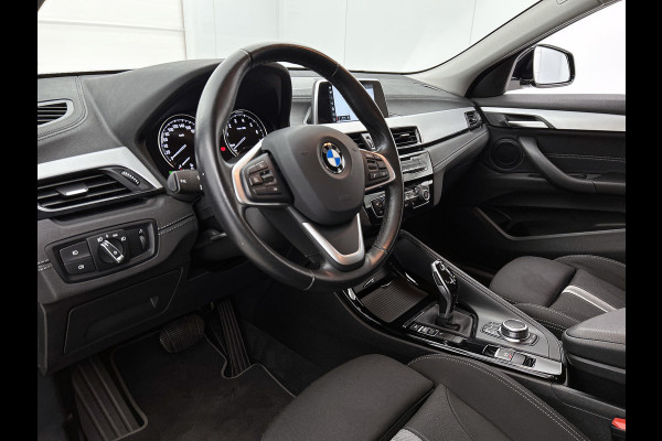 BMW X2 SDrive18i Executive Edition Automaat (NAVIGATIE, TREKHAAK AFNEEMBAAR, CAMERA, STOELVERWARMING, LED,)