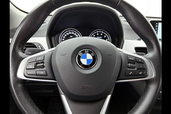 BMW X2 SDrive18i Executive Edition Automaat (NAVIGATIE, TREKHAAK AFNEEMBAAR, CAMERA, STOELVERWARMING, LED,)