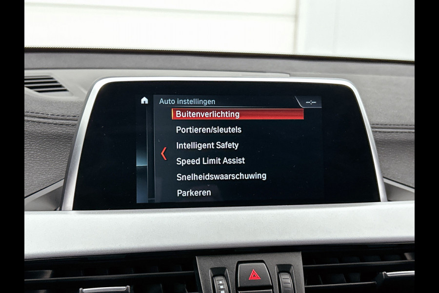 BMW X2 SDrive18i Executive Edition Automaat (NAVIGATIE, TREKHAAK AFNEEMBAAR, CAMERA, STOELVERWARMING, LED,)