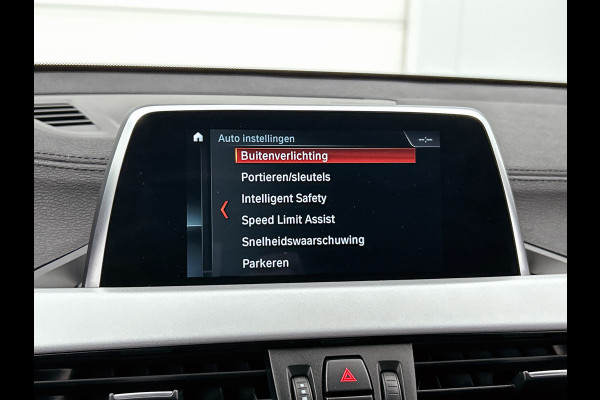BMW X2 SDrive18i Executive Edition Automaat (NAVIGATIE, TREKHAAK AFNEEMBAAR, CAMERA, STOELVERWARMING, LED,)
