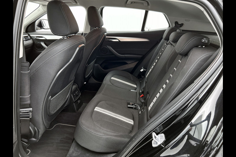 BMW X2 SDrive18i Executive Edition Automaat (NAVIGATIE, TREKHAAK AFNEEMBAAR, CAMERA, STOELVERWARMING, LED,)