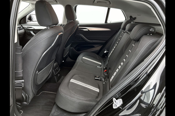BMW X2 SDrive18i Executive Edition Automaat (NAVIGATIE, TREKHAAK AFNEEMBAAR, CAMERA, STOELVERWARMING, LED,)