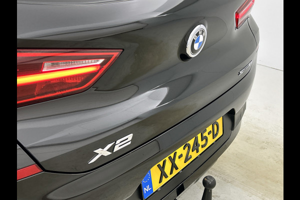 BMW X2 SDrive18i Executive Edition Automaat (NAVIGATIE, TREKHAAK AFNEEMBAAR, CAMERA, STOELVERWARMING, LED,)
