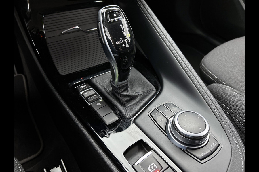 BMW X2 SDrive18i Executive Edition Automaat (NAVIGATIE, TREKHAAK AFNEEMBAAR, CAMERA, STOELVERWARMING, LED,)