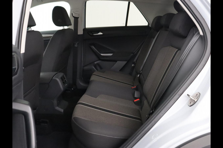 Volkswagen T-Roc 1.0 TSI Style | Stoelverwarming | Camera | Carplay | Adaptive cruise | Navigatie | Full LED | Climate control | DAB | Bluetooth | Parkeerhulp | Getint glas