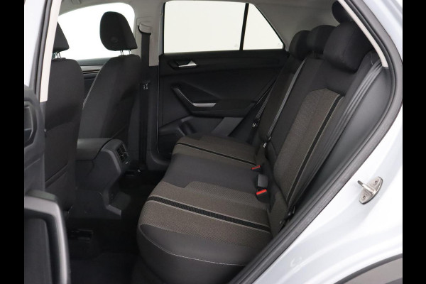Volkswagen T-Roc 1.0 TSI Style | Stoelverwarming | Camera | Carplay | Adaptive cruise | Navigatie | Full LED | Climate control | DAB | Bluetooth | Parkeerhulp | Getint glas