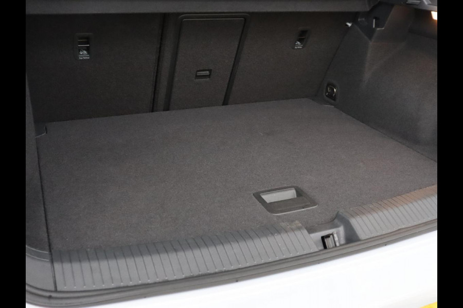 Volkswagen T-Roc 1.0 TSI Style | Stoelverwarming | Camera | Carplay | Adaptive cruise | Navigatie | Full LED | Climate control | DAB | Bluetooth | Parkeerhulp | Getint glas