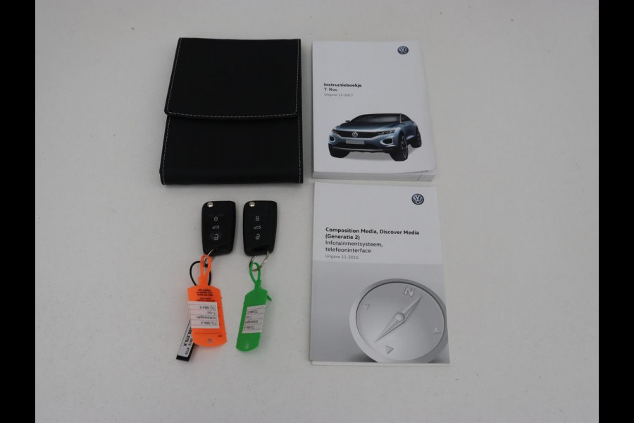 Volkswagen T-Roc 1.0 TSI Style | Stoelverwarming | Camera | Carplay | Adaptive cruise | Navigatie | Full LED | Climate control | DAB | Bluetooth | Parkeerhulp | Getint glas