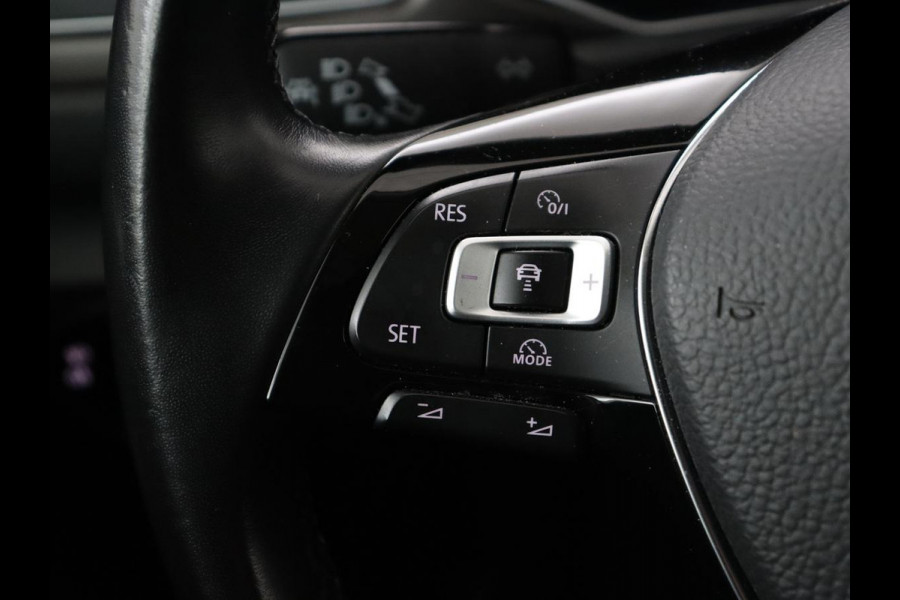 Volkswagen T-Roc 1.0 TSI Style | Stoelverwarming | Camera | Carplay | Adaptive cruise | Navigatie | Full LED | Climate control | DAB | Bluetooth | Parkeerhulp | Getint glas