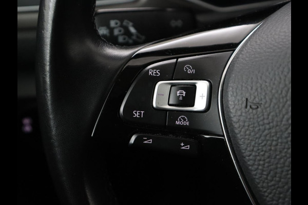 Volkswagen T-Roc 1.0 TSI Style | Stoelverwarming | Camera | Carplay | Adaptive cruise | Navigatie | Full LED | Climate control | DAB | Bluetooth | Parkeerhulp | Getint glas