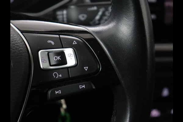 Volkswagen T-Roc 1.0 TSI Style | Stoelverwarming | Camera | Carplay | Adaptive cruise | Navigatie | Full LED | Climate control | DAB | Bluetooth | Parkeerhulp | Getint glas