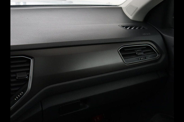 Volkswagen T-Roc 1.0 TSI Style | Stoelverwarming | Camera | Carplay | Adaptive cruise | Navigatie | Full LED | Climate control | DAB | Bluetooth | Parkeerhulp | Getint glas