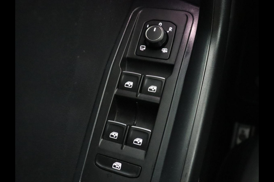 Volkswagen T-Roc 1.0 TSI Style | Stoelverwarming | Camera | Carplay | Adaptive cruise | Navigatie | Full LED | Climate control | DAB | Bluetooth | Parkeerhulp | Getint glas