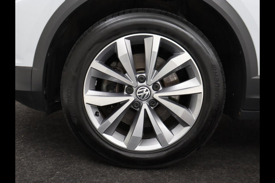 Volkswagen T-Roc 1.0 TSI Style | Stoelverwarming | Camera | Carplay | Adaptive cruise | Navigatie | Full LED | Climate control | DAB | Bluetooth | Parkeerhulp | Getint glas