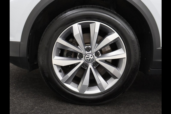 Volkswagen T-Roc 1.0 TSI Style | Stoelverwarming | Camera | Carplay | Adaptive cruise | Navigatie | Full LED | Climate control | DAB | Bluetooth | Parkeerhulp | Getint glas