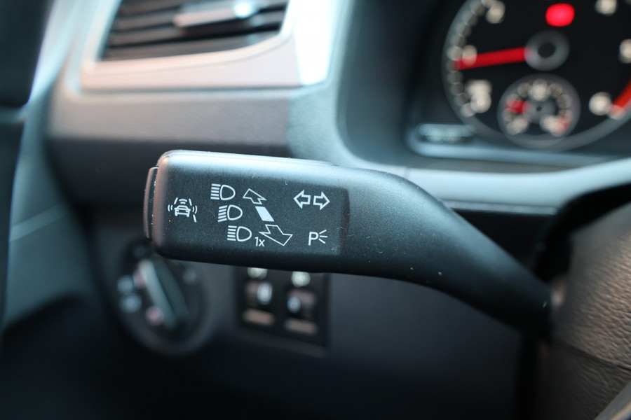 Volkswagen Caddy 2.0 TDI 185 PK DSG R-Line | Camera | CarPlay | Alarm | ACC | Lane Assist | Trekhaak | Navigatie | PDC | DAB | Nieuwe APK | NAP Logisch