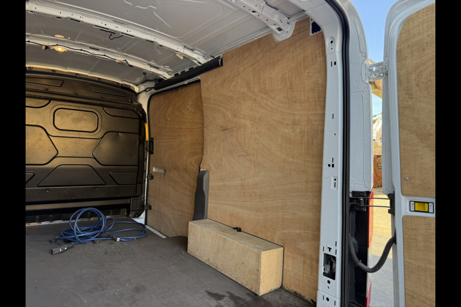 Ford E-Transit 68kWh 184PK L2H2 317km WLTP 94,9% (SOH) BEV Snelladen Cruise control Climate control Carplay Navigatie Laadkabel Parkeersensoren