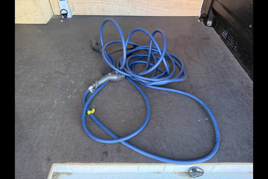 Ford E-Transit 68kWh 184PK L2H2 317km WLTP 94,9% (SOH) BEV Snelladen Cruise control Climate control Carplay Navigatie Laadkabel Parkeersensoren