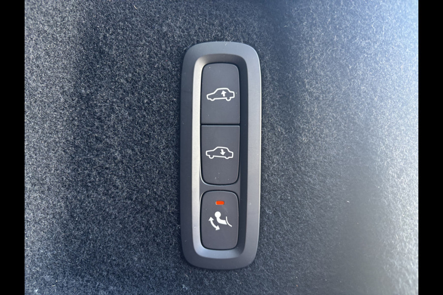 Volvo XC60 2.0 T8 Plug-in hybrid AWD R-Design | Luchtvering | Zwenkbare trekhaak | Panorama dak | Memory | Adaptieve cruise |