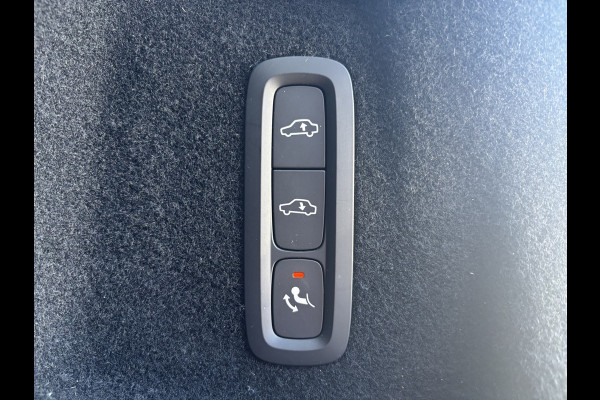 Volvo XC60 2.0 T8 Plug-in hybrid AWD R-Design | Luchtvering | Zwenkbare trekhaak | Panorama dak | Memory | Adaptieve cruise |