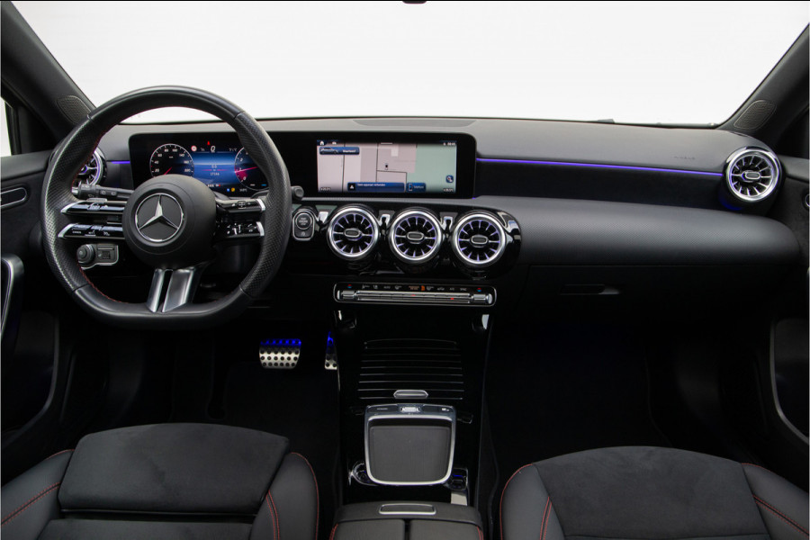 Mercedes-Benz A-Klasse 180 AMG Nightpakket, Pano, Widescreen, Sfeerverlichting 19"
