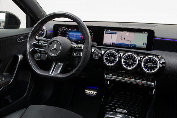 Mercedes-Benz A-Klasse 180 AMG Nightpakket, Pano, Widescreen, Sfeerverlichting 19"