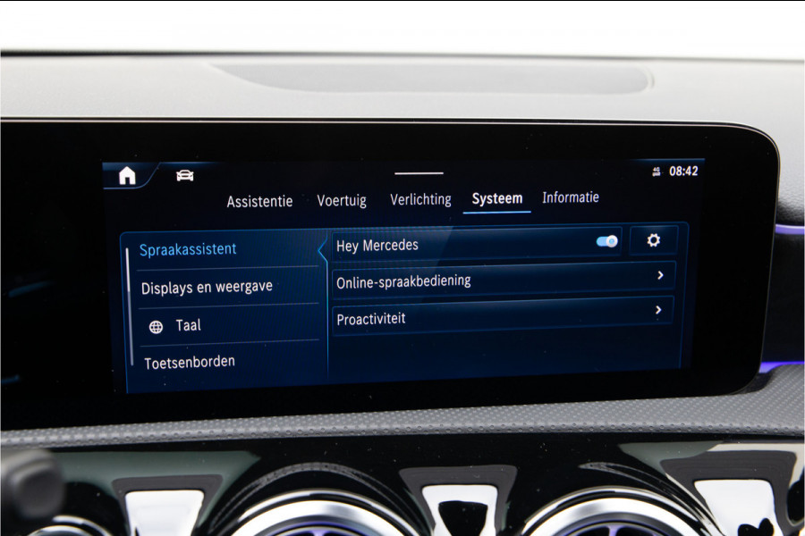 Mercedes-Benz A-Klasse 180 AMG Nightpakket, Pano, Widescreen, Sfeerverlichting 19"