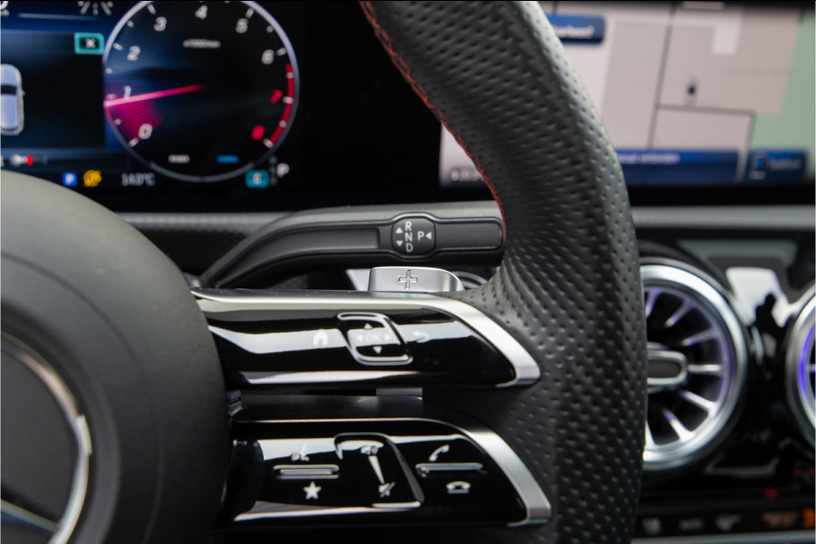 Mercedes-Benz A-Klasse 180 AMG Nightpakket, Pano, Widescreen, Sfeerverlichting 19"