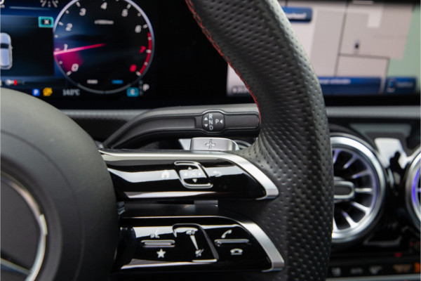 Mercedes-Benz A-Klasse 180 AMG Nightpakket, Pano, Widescreen, Sfeerverlichting 19"