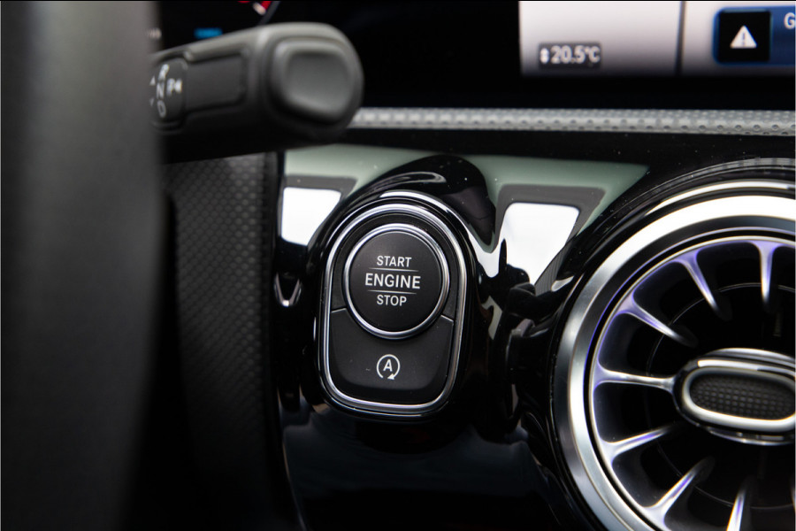 Mercedes-Benz A-Klasse 180 AMG Nightpakket, Pano, Widescreen, Sfeerverlichting 19"