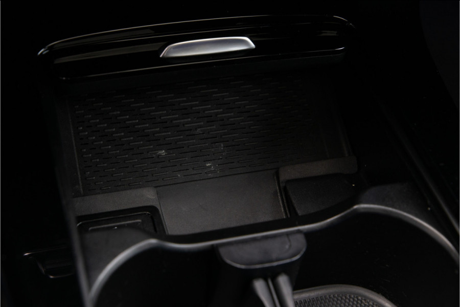 Mercedes-Benz A-Klasse 180 AMG Nightpakket, Pano, Widescreen, Sfeerverlichting 19"