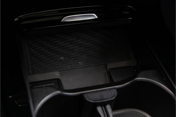 Mercedes-Benz A-Klasse 180 AMG Nightpakket, Pano, Widescreen, Sfeerverlichting 19"