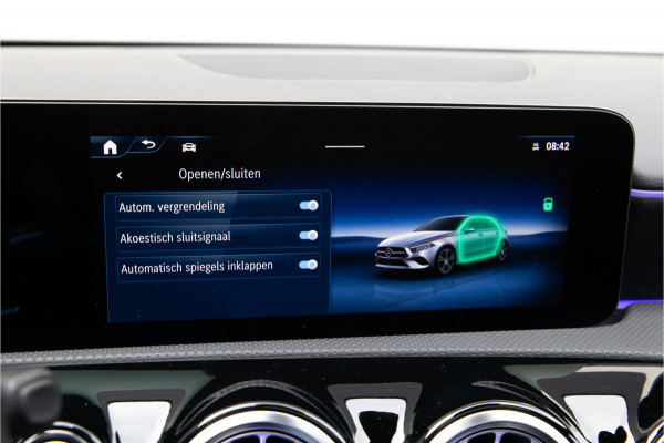 Mercedes-Benz A-Klasse 180 AMG Nightpakket, Pano, Widescreen, Sfeerverlichting 19"