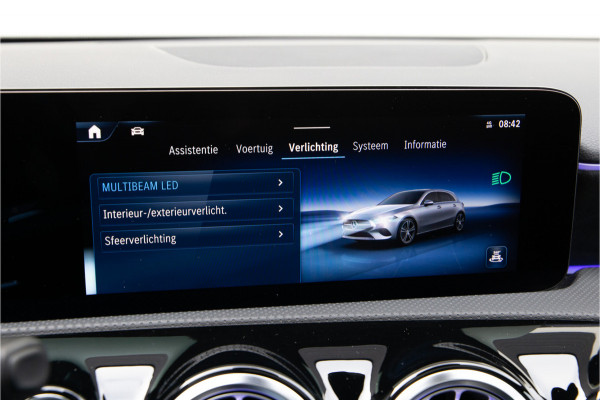 Mercedes-Benz A-Klasse 180 AMG Nightpakket, Pano, Widescreen, Sfeerverlichting 19"