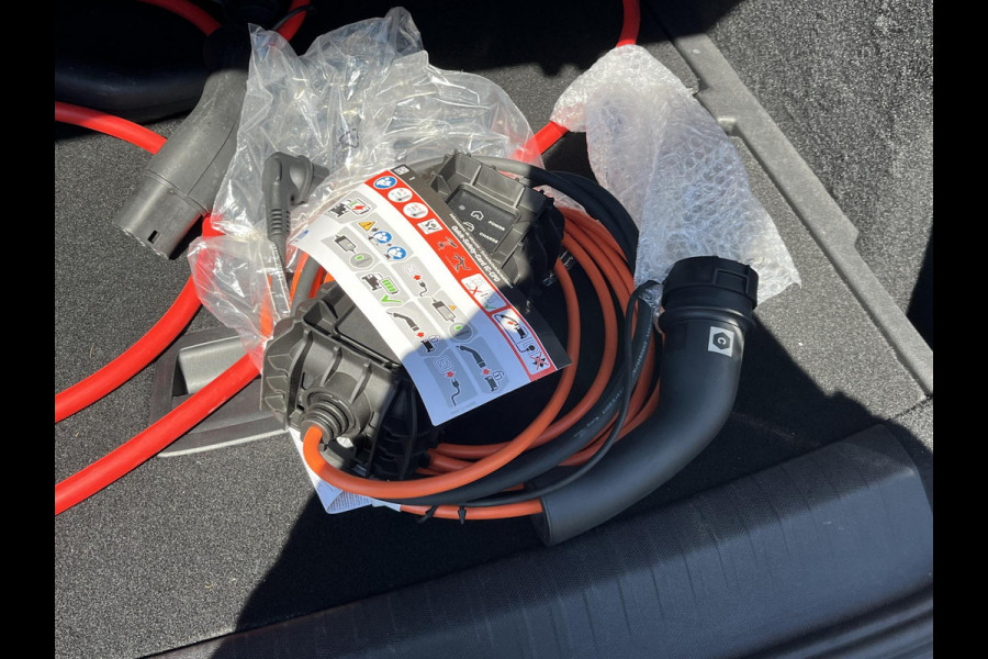 Peugeot E-3008 Allure 73 kWh SOH 96%| ACHTERUITRIJCAMERA| | KEYLESS ENTRY | WARMTEPOMP| 11.000KM! | DIGI. DASH| STOELVERWARMING| CARPLAY/ ANDROID AUTO|