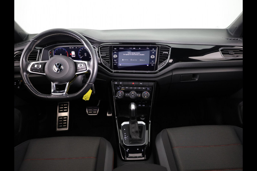 Volkswagen T-Roc 1.5 TSI Sport 150 pk Automaat (DSG) | Navigatie via App | Panoramadak | Parkeersensoren | Black Style pakket | Stoelverwarming |