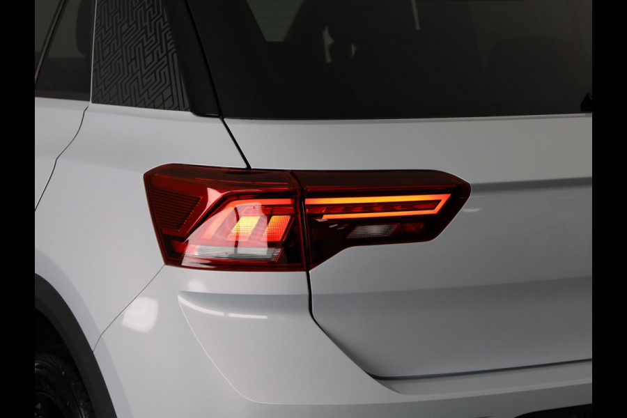 Volkswagen T-Roc 1.5 TSI Sport 150 pk Automaat (DSG) | Navigatie via App | Panoramadak | Parkeersensoren | Black Style pakket | Stoelverwarming |