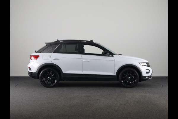 Volkswagen T-Roc 1.5 TSI Sport 150 pk Automaat (DSG) | Navigatie via App | Panoramadak | Parkeersensoren | Black Style pakket | Stoelverwarming |