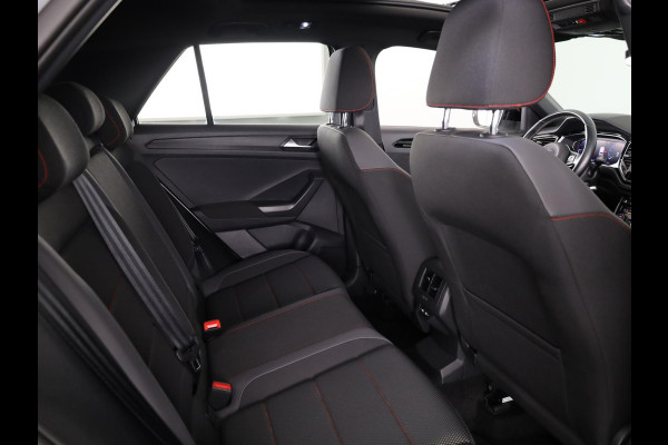 Volkswagen T-Roc 1.5 TSI Sport 150 pk Automaat (DSG) | Navigatie via App | Panoramadak | Parkeersensoren | Black Style pakket | Stoelverwarming |