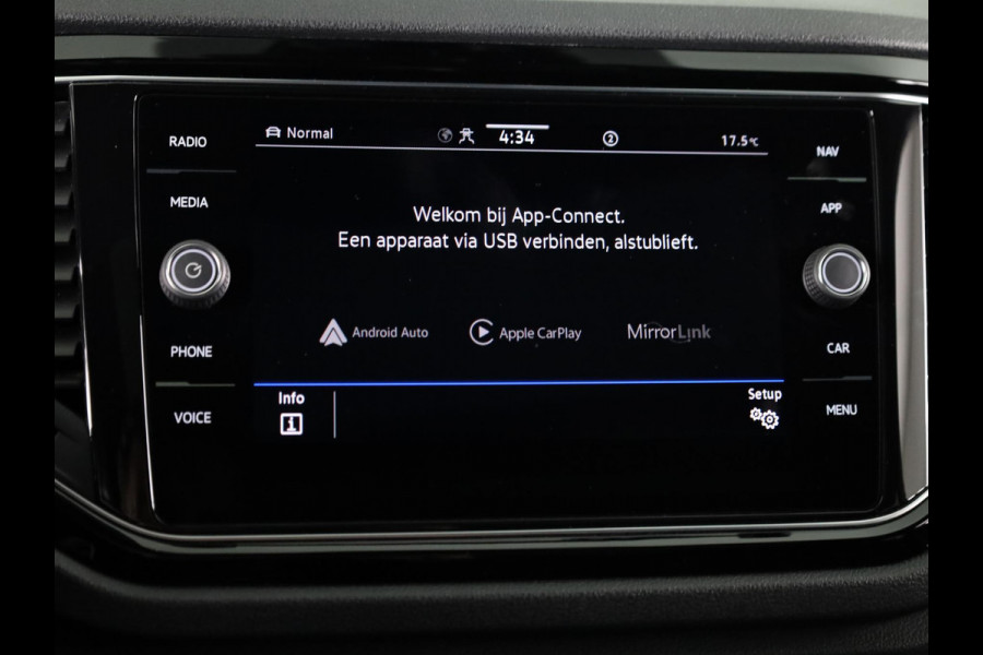 Volkswagen T-Roc 1.5 TSI Sport 150 pk Automaat (DSG) | Navigatie via App | Panoramadak | Parkeersensoren | Black Style pakket | Stoelverwarming |