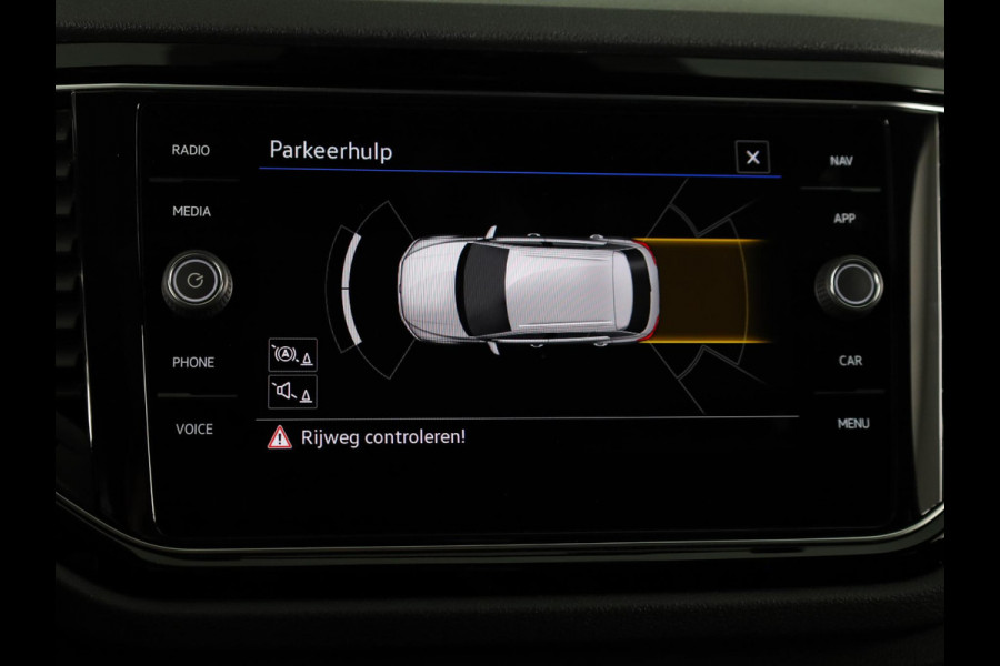 Volkswagen T-Roc 1.5 TSI Sport 150 pk Automaat (DSG) | Navigatie via App | Panoramadak | Parkeersensoren | Black Style pakket | Stoelverwarming |